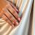Paznokcie do srebrnej sukienki: idealny manicure i kolory