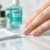 Odtłuszczanie paznokci przed malowaniem – klucz do trwałego manicure